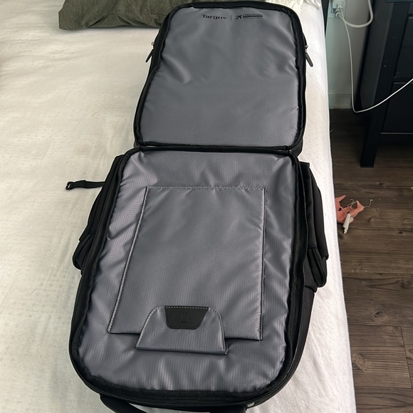 Targus corporate traveler 28L holds 15.6” laptop with safety bumpers for laptop. - Picture 2 of 9